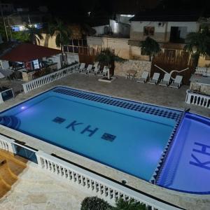 a large swimming pool at night with chairs and tables at Kevin's in Tolú