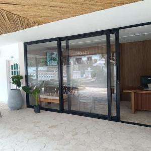 a room with glass doors and a table and chairs at Kevin's in Tolú