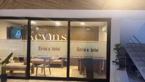 a store window with a view of a living room at Kevin's in Tolú