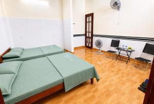 a bedroom with a bed and a table and a fan at Phòng nghỉ 24h in Trung Nghĩa +3 photos