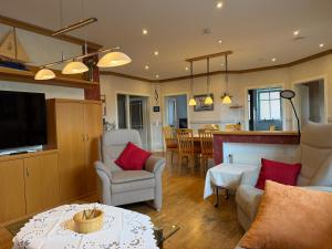 a living room with a couch and chairs and a table at Kleine Weite-Das Schwedenhus in Landesbergen