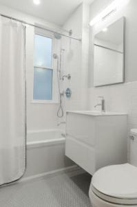 ein weißes Badezimmer mit Toilette und Dusche in der Unterkunft Hotel Seven Inn Pride Near IGI Delhi Airport in Neu-Delhi + 23 Fotos