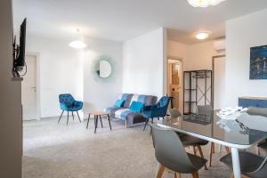 a living room with blue chairs and a couch at Venti del Garda in Montinelle
