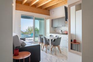 a kitchen and dining room with a table and chairs at Venti del Garda in Montinelle