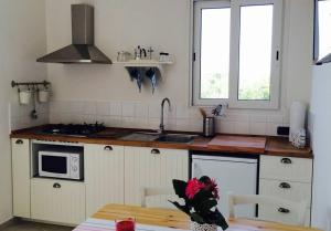 A kitchen or kitchenette at Casa Serradei