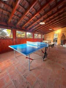 a ping pong table in the middle of a room at La Domanda Hostería in Villa Berna