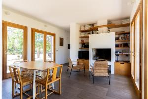 a dining room with a table and chairs at Casa Vacanza 2 Mari in Alghero