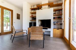 a room with two chairs and a table and a tv at Casa Vacanza 2 Mari in Alghero