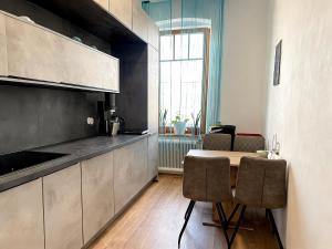een keuken met een tafel en stoelen in een kamer bij Xerio Motel in Horn