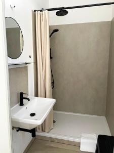 een badkamer met een wastafel en een douche bij Xerio Motel in Horn