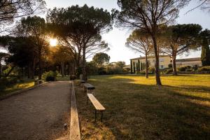 a park with benches sitting in the grass at La Petite Maison d'Emma in Vidauban