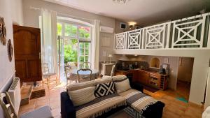 a living room with a couch and a table at Entre vignes et dentelles in Courthézon