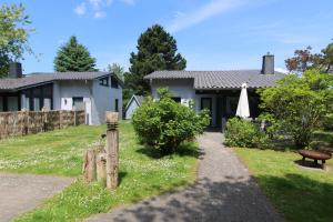 a house with a garden and a pathway at Ferienhaus LUV in Wustrow