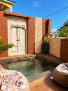 a small swimming pool in front of a house at Lodge Sakayu - Charme, calme & piscine privée in Saint-Louis