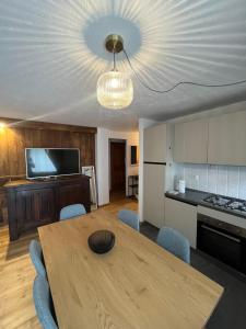 a kitchen and dining room with a table with chairs at Chalet Blanc le Refuge in Courmayeur
