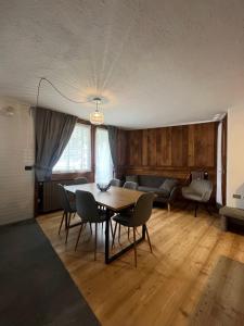 a living room with a table and chairs and a couch at Chalet Blanc le Refuge in Courmayeur