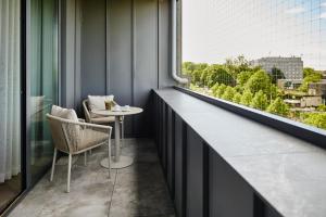a room with a table and chairs and a window at Apartamenty Topollino in Częstochowa