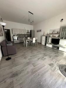 a large living room with a table and a kitchen at Casa Inyco in Menfi