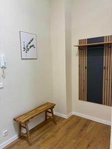 a room with a wooden bench and a window at Gästehaus Lelo 1 in Solingen +3 photos