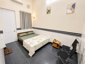 a room with a bed and a table and chairs at Phòng nghỉ 24h in Trung Nghĩa