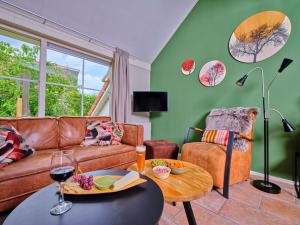 a living room with a couch and a table at Gezinsvriendelijk natuurhuis De Kraanvogel in Appelscha