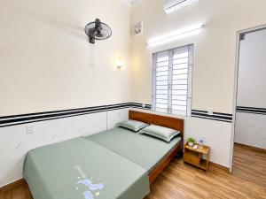 a bedroom with a bed and a window at Phòng nghỉ 24h in Trung Nghĩa
