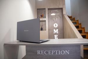 a laptop computer sitting on top of a table at Il Vicolo al Centro in Raffadali