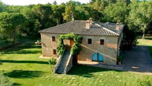 Luftaufnahme eines Hauses mit Garten in der Unterkunft Podere Marella in Castiglione del Lago