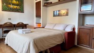 a bedroom with a large bed with white sheets at [10 minuti dall'aeroporto] Linate Studio Flat in Peschiera Borromeo