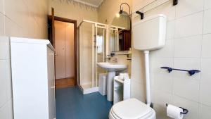 a bathroom with a toilet and a sink at [10 minuti dall'aeroporto] Linate Studio Flat in Peschiera Borromeo