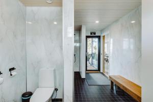 a bathroom with a toilet and a walk in shower at Stay North - Villa Mono in Pälkäne +31 photos