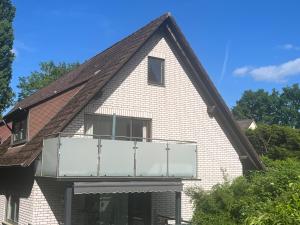 a house with a balcony on the side of it at Ferienwohnung Am Gladeberg in Hardegsen