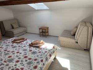 a living room with a bed and a couch at Villa Milovic, appartements les pieds dans l'eau! in Radovici