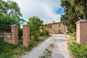 pusta droga przed ceglanym domem w obiekcie Agriturismo Podere San Gregorio w mieście Pienza +28 zdjęć