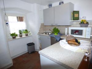 eine Küche mit einer Theke mit einer Schüssel Brot darauf in der Unterkunft Relaxen am Nationalpark Eifel in Ahrhütte