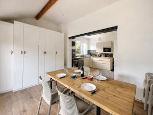 a dining room with a wooden table and chairs at Élégance et nature votre refuge entre mer et forêt in Vielle-Saint-Girons
