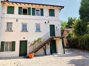 a building with a staircase in front of it at B&B Il GLICINE - Uso Cucina e Parcheggio Privato in Sassuolo