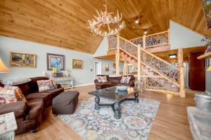 a living room with a wooden ceiling at Ace of Diamonds in Seven Devils