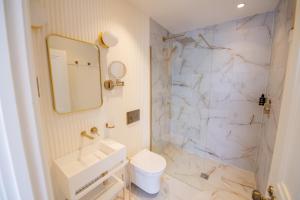 a bathroom with a toilet and a sink and a shower at The Carre Arms Hotel & Restaurant in Sleaford +55 photos