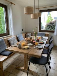 a wooden table with food on it in a living room at de Vinkenborg nabij Winterberg in Winterberg