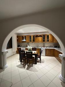 an archway in a kitchen with a table and chairs at Riti Rooms and Apartments in Shirokë