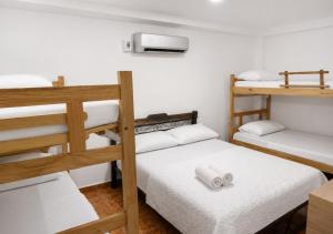 a room with two bunk beds and a microwave at Ocean Blue Suites & Hotel Sm in Santa Marta