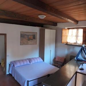 a bedroom with a bed and a desk and window at Fontantica di Vernazza in Vernazza