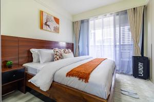 a bedroom with a large bed and a window at Luxury 1 bedroom in Westlands, Rooftop Pool, Next to Kempinski & GTC, Fast Wifi & Pool Table in Nairobi +32 photos