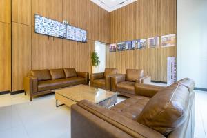 a waiting room with leather couches and a coffee table at Luxury 1 bedroom in Westlands, Rooftop Pool, Next to Kempinski & GTC, Fast Wifi & Pool Table in Nairobi