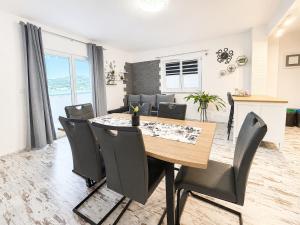 ภาพในคลังภาพของ Belisima Sea View Apartment Rab ในราบ