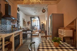 a kitchen and dining room with a table and a counter at Casa Cercana in Abarán