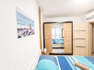 เตียงในห้องที่ Belisima Sea View Apartment Rab