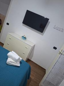 a room with a bed and a tv on a wall at Don Pedro Home in Naples