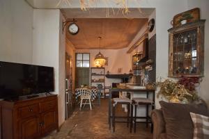 a living room with a television and a dining room at Casa Cercana in Abarán